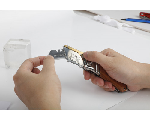 Нож складной WORKPRO с деревянной рукояткой WP211014